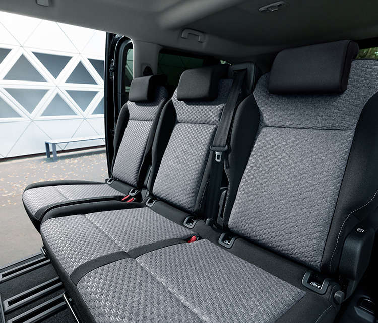 Ряд пасажирських сидінь у салоні Citroen SpaceTourer